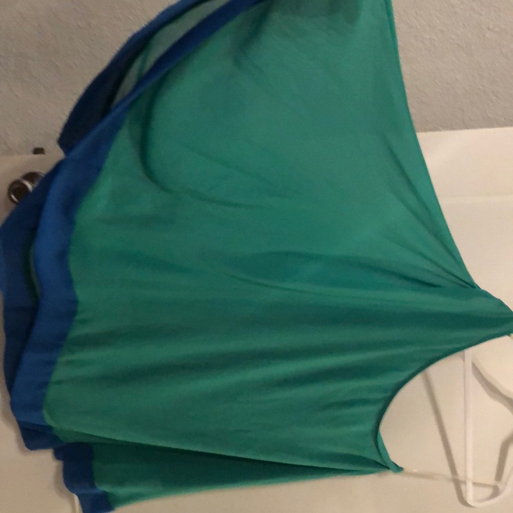Beautiful sheer top - Picture 3 of 5